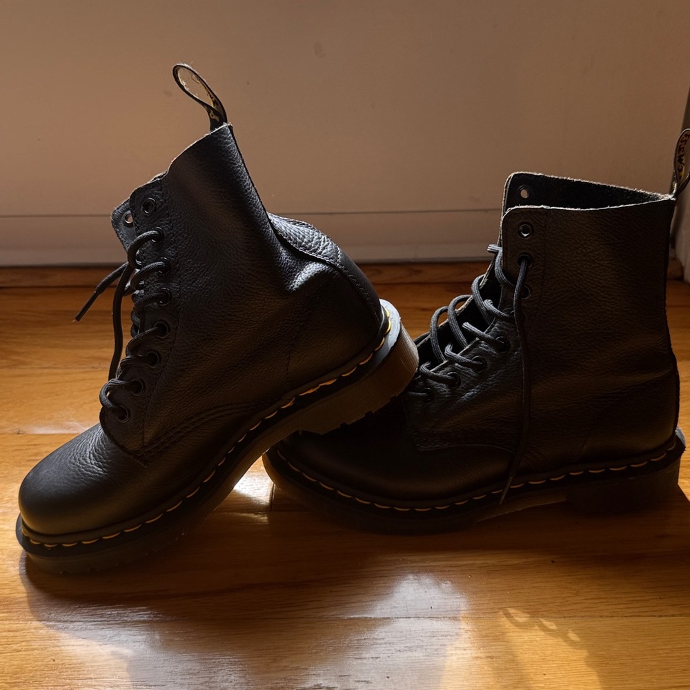 Dr. Marten Pascal (Air Wair) soft Black Leather Lace-Up Boots Size 6 US